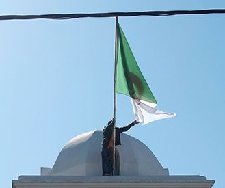 drapeau national algérien arraché